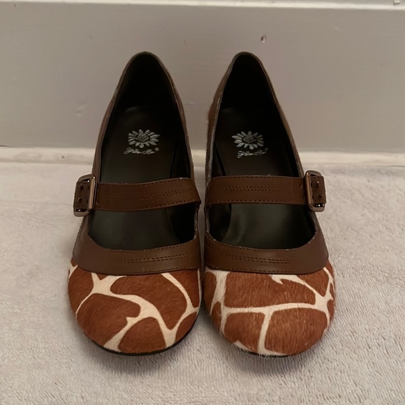 Faux giraffe Mary Jane pumps. Excellent condition. Size 7.5 - Picture 2 of 8